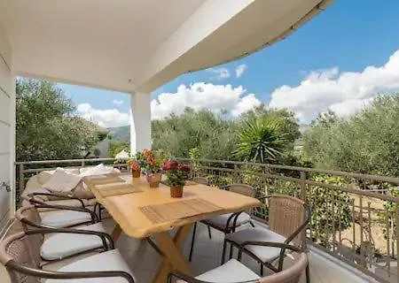 Eygenias Pool House *